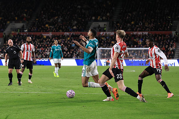 L'explication officielle de la Premier League était qu'il n'y avait pas eu de pénalité lorsque Gakpo tombait au sol dans la zone des trois secondes : l'arbitre vidéo a vérifié que Collins n'avait pas enfreint la règle.