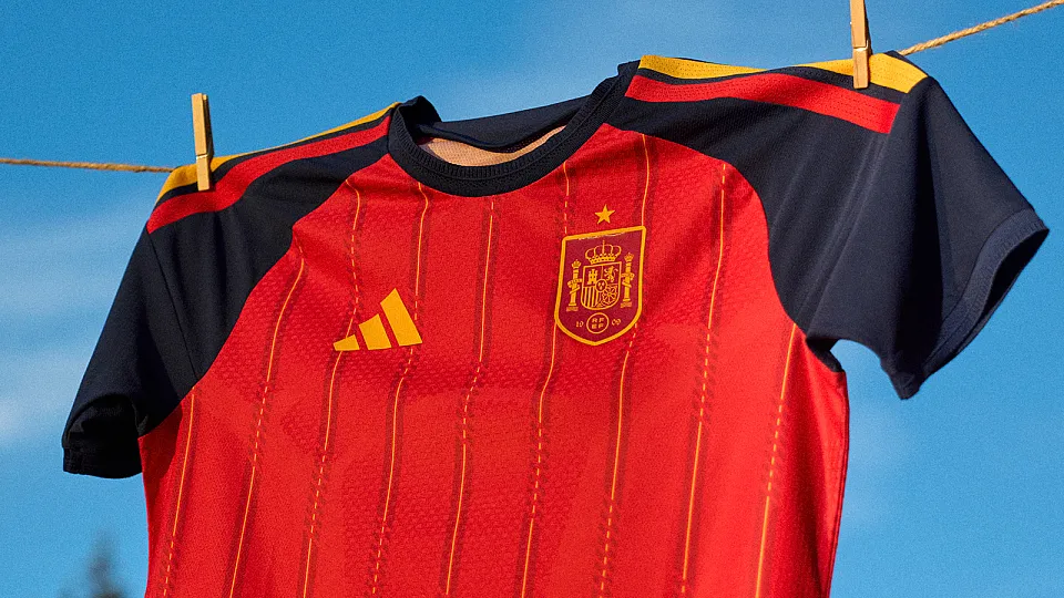 Adidas dévoile l'uniforme de l'équipe espagnole à domicile pour la Coupe du monde, qui sera dévoilé lors des éliminatoires de la Coupe du monde de ce mois-ci.