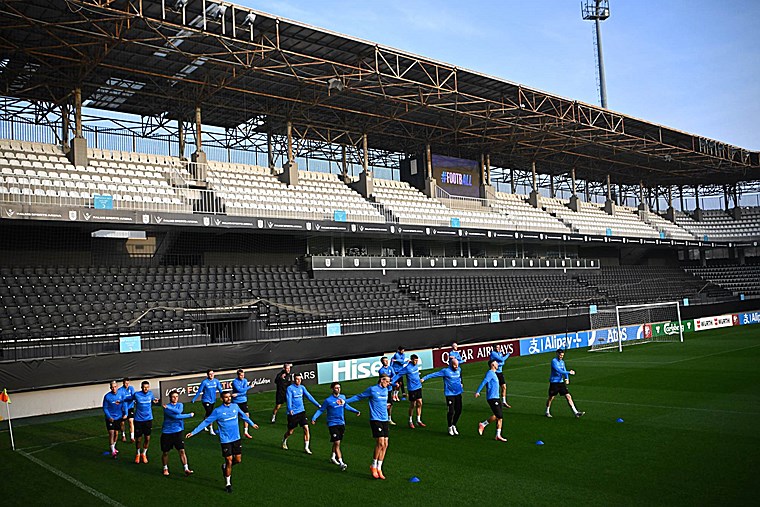 Fédération islandaise de football: environ 30 supporters islandais se sont rendus au stade de l’équipe visiteuse pour encourager l’équipe.