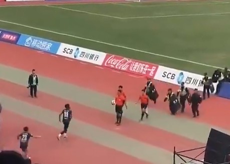 Le joueur a donné un coup de pied à l'arbitre ! La Super League du Sichuan a répondu : renforcer la gestion et laisser les organes de sécurité publique enquêter et s'en occuper