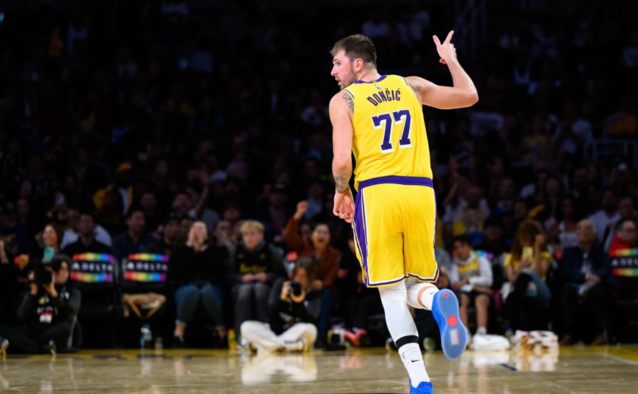 Doncic a marqué 92 points lors des deux premiers matchs, devenant ainsi le premier joueur de l'histoire à marquer 40+10+5 lors de deux matchs consécutifs.