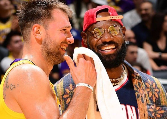 Qu'est-ce qui est si agréable à parler ? Photos postées par les médias américains : LeBron et Doncic discutant et riant en marge