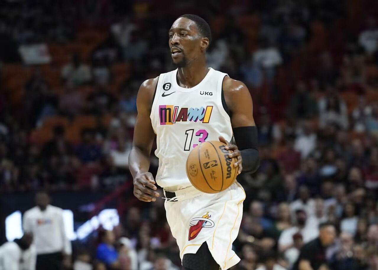 Adebayo : Pas sûr de la gravité de sa blessure au pied, il envisage de retourner à Miami pour une IRM