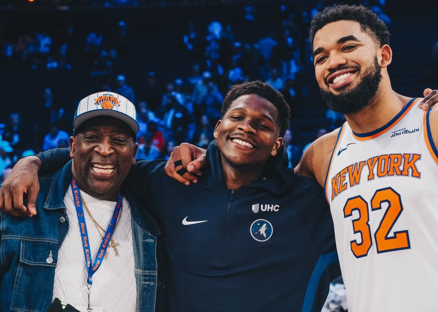 Toujours de bons frères ! Edwards a pris une photo avec Towns et son fils après le match et lui a offert des chaussures de basket signées.