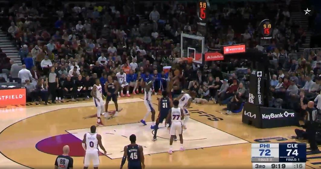 Je ne peux pas l'arrêter ! Mitchell et Allen combinés pour 27 points et 6 rebonds en un seul quart-temps