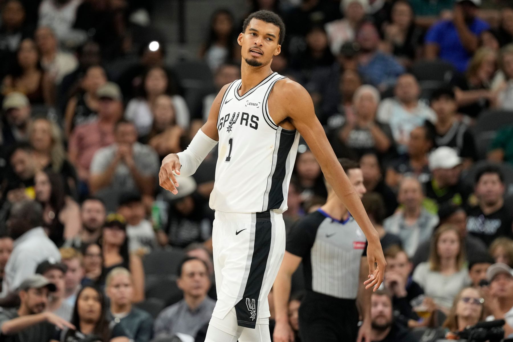 Hayes : C'est fou que Wenban, qui mesure 2,26 mètres, puisse jouer comme Doncic.