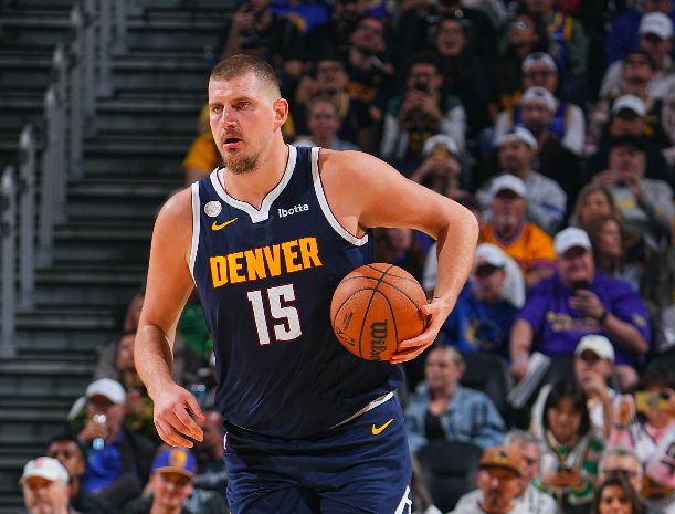 Jokic a fait 18 sur 23 et a marqué 55 points, devenant ainsi la cinquième position la plus efficace de l'histoire avec plus de 50 points.