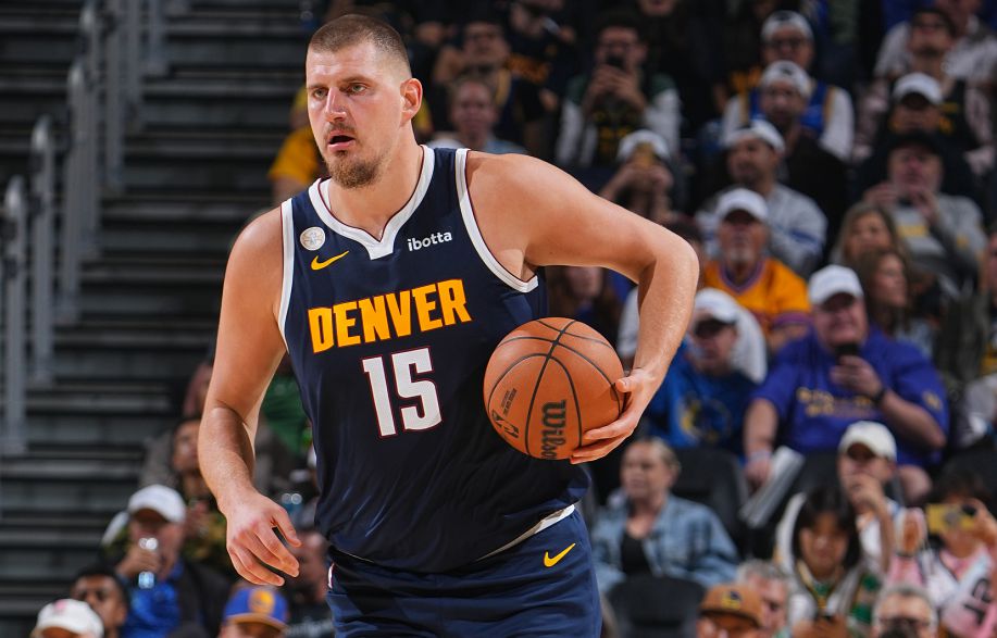 Précision divine ! Jokic a marqué 19 points, 9 sur 10 à la mi-temps, 7 rebonds et 4 passes décisives.