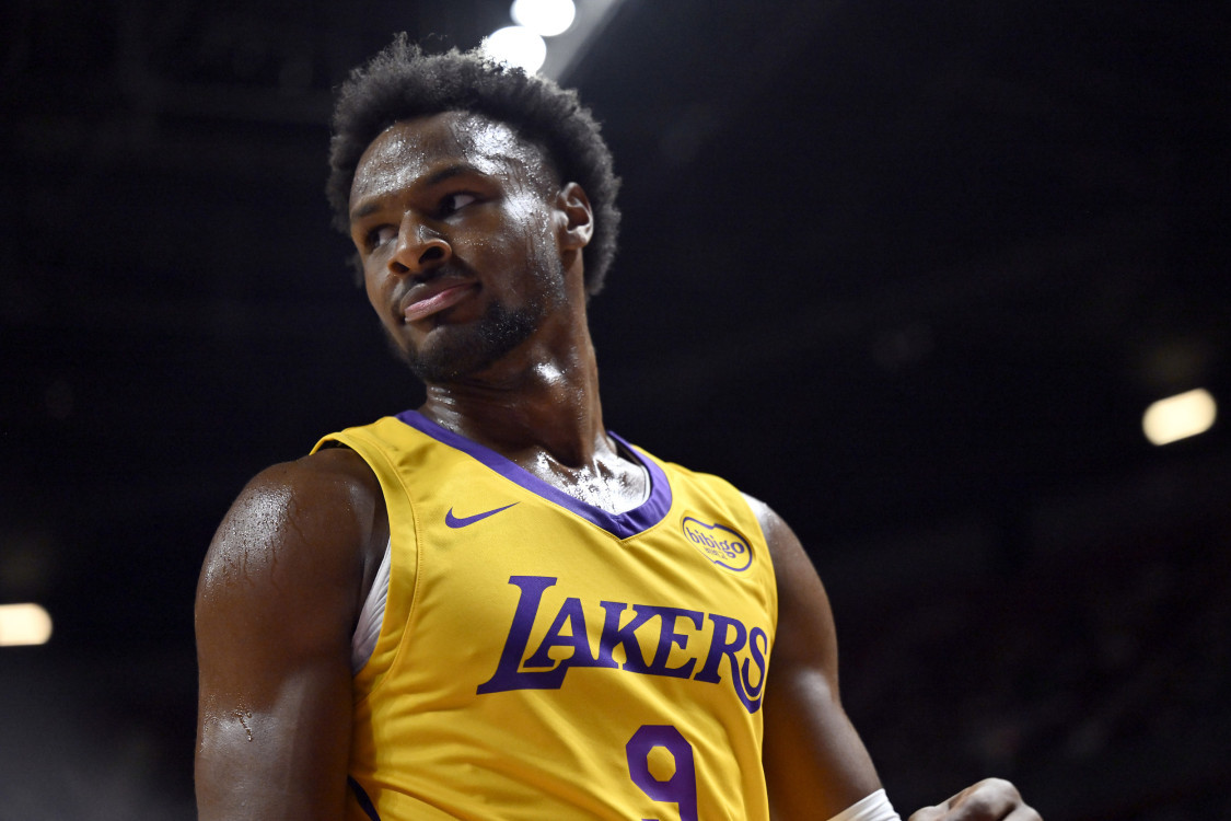Avez-vous de l'expérience dans la chasse au cerf ? Bronny a marqué 17 points et 5 passes décisives contre les Bucks la dernière fois, établissant un sommet en carrière.