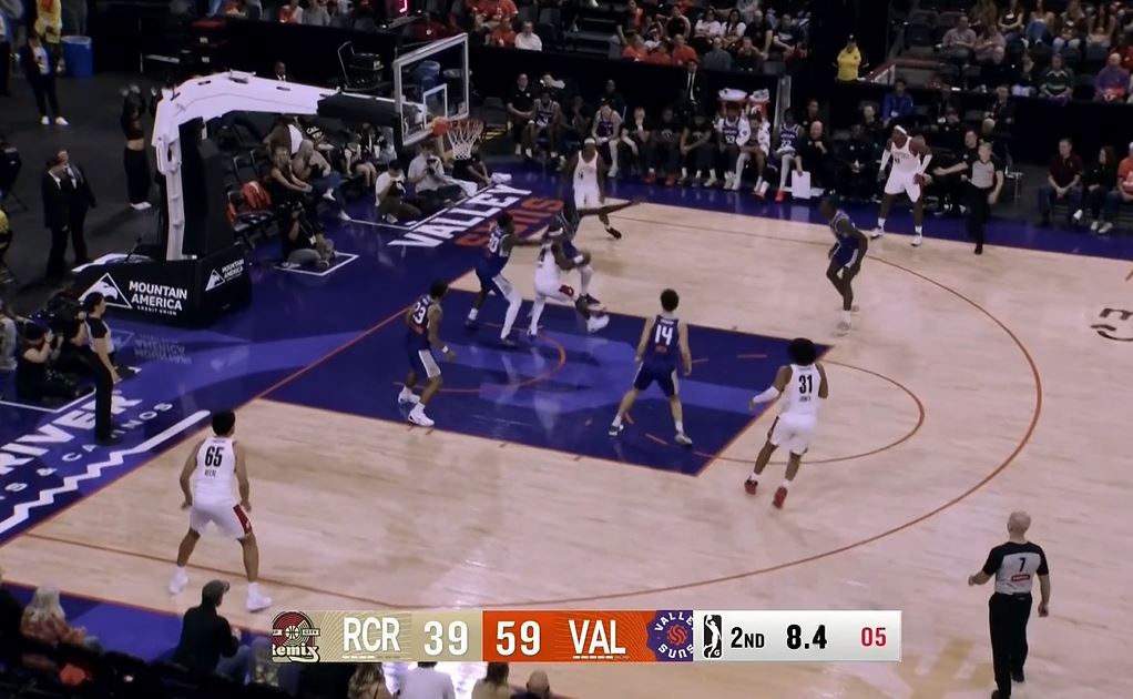 Très complet ! Maluachi a marqué 7 points, 2 passes décisives, 2 interceptions et 2 blocs à la mi-temps.