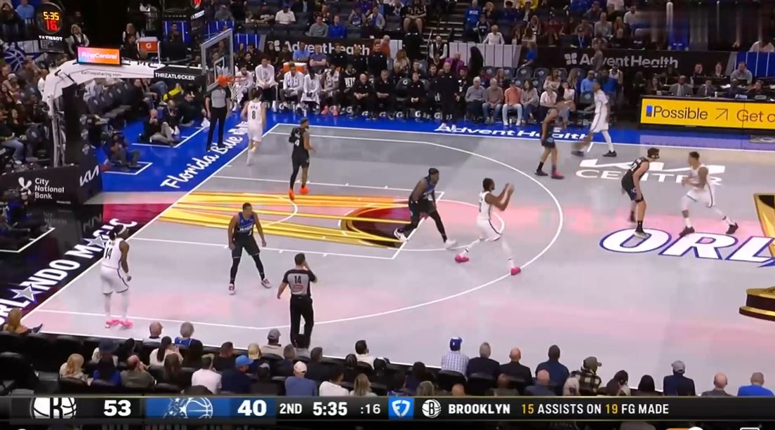 Trois joueurs du Magic ont marqué à deux chiffres à la mi-temps et Wagner Jr. a marqué 12 points pour aider l'équipe à réduire la différence de points.